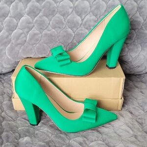 Elegant Green Heels with Bow Accent